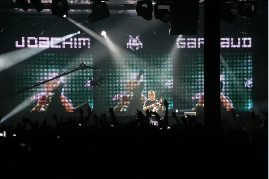 P15.625- 31.25mm Outdoor LED Media Facade Advertising Display