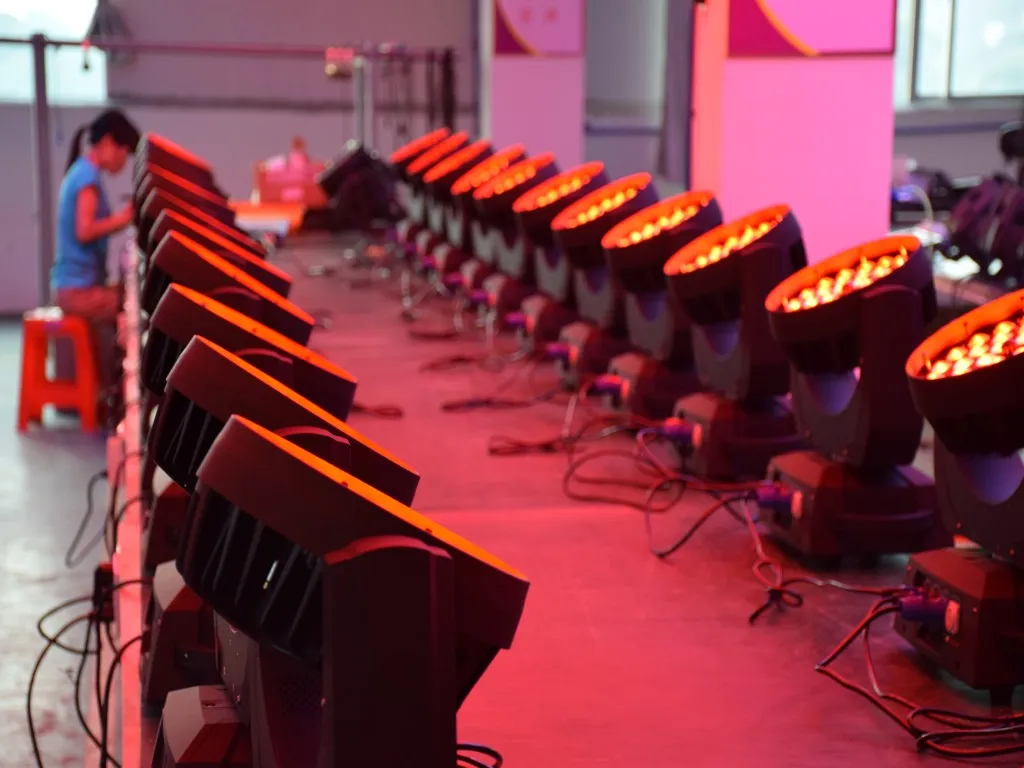 RGBW 4in1 LED Moving Head/LED Stage Light for DJ Disco with Ce RoHS